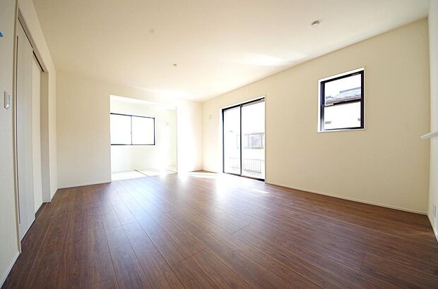 明るい陽光が差し込み開放的なリビング ダイニングを演出し、ゆとりある空間はご満足いただけます。