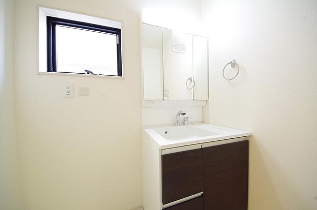 家族全員で利用するパブリックスペースとなりますので、鏡周りの収納ですっきり洗面台がご利用いただけます