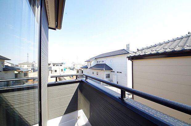 陽光あふれるバルコニーは、たくさんの光を浴びることができるのでお洗濯物やお布団もしっかり干せます。