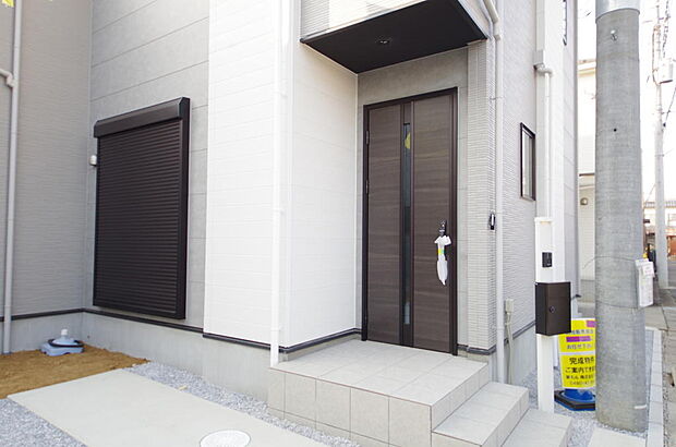 玄関はいわばその邸宅の顔です。だからこそ、迎賓のためにしつらえを細部まで施しました。