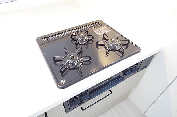 三ツ口コンロはSiセンサーが組み込まれています。長時間の使用の際にセンサーが自動でストップします。