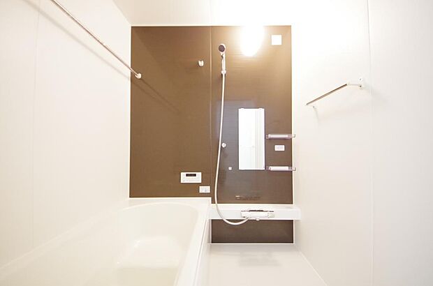 心地よい入浴タイムを追求した大きな浴槽とアクセントパネルで、より高級感が演出されます。