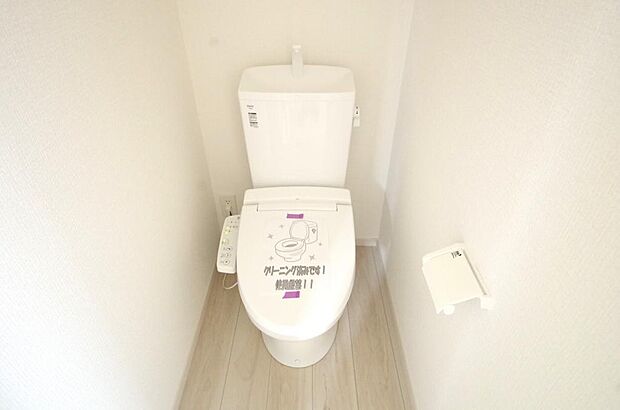 少ない水を有効に使って、汚れも効率よく洗浄します。便器は奥までふちのない掃除がしやすい形状です。