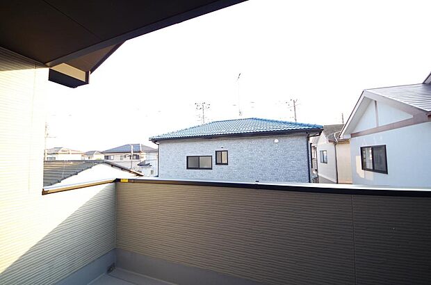 陽光あふれるバルコニーは、たくさんの光を浴びることができるのでお洗濯物やお布団もしっかり干せます。