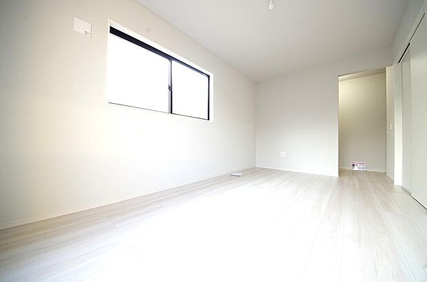 木の質感が優しい床材と豊富な収納が特徴的な、心に温かさを感じる内装です。