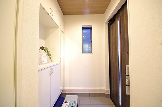 棚板が多く、沢山のの靴が収納可能。棚板は稼働可能ですのでブーツやヒールの高い靴も収納でき便利です。