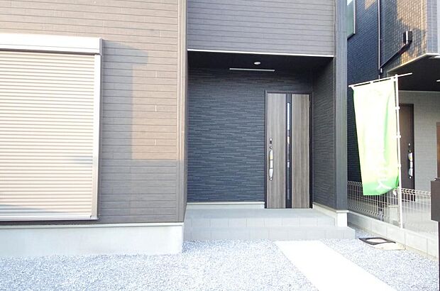 玄関はいわばその邸宅の顔です。だからこそ、迎賓のためにしつらえを細部まで施しました。