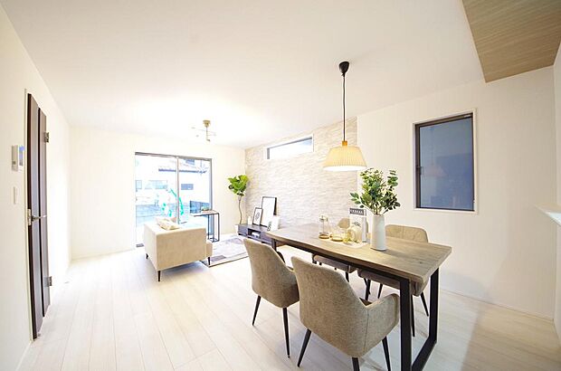 明るい陽光が差し込み開放的なリビング ダイニングを演出し、ゆとりある空間はご満足いただけます。