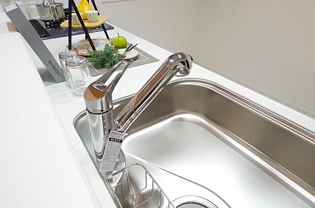 レバー操作一つで水量、温度も調節可能です。また、蛇口には浄水カートリッジも内蔵可能です。