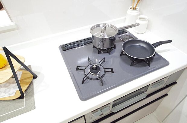 ガスコンロにはSiセンサーが組み込まれています。長時間の使用の際にセンサーが自動でストップします。