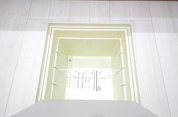 ミネラルウォーター、缶詰、非常食のストックに便利です。空間を有効に利用した収納です。