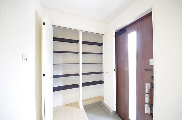 棚板が多く、沢山の靴が収納可能。棚板は稼働可能ですのでブーツやヒールの高い靴も収納でき便利です。