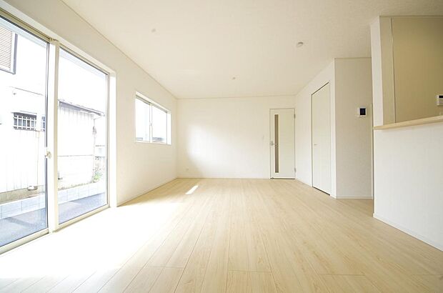 明るい陽光が差し込み開放的なリビング ダイニングを演出し、ゆとりある空間はご満足いただけます。