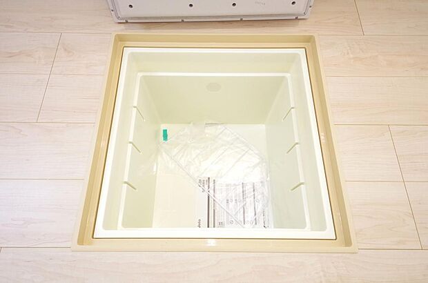 ミネラルウォーター、缶詰、非常食のストックに便利です。空間を有効に利用した収納です。