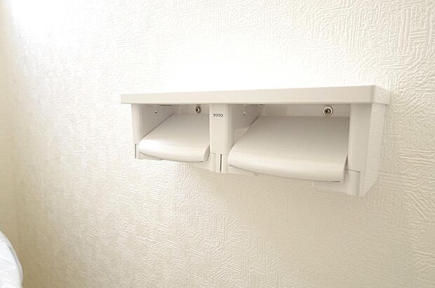 トイレ内のペーパーホルダーは、しっかりとした押さえ付き横型ダブルホルダーが標準装備されています。