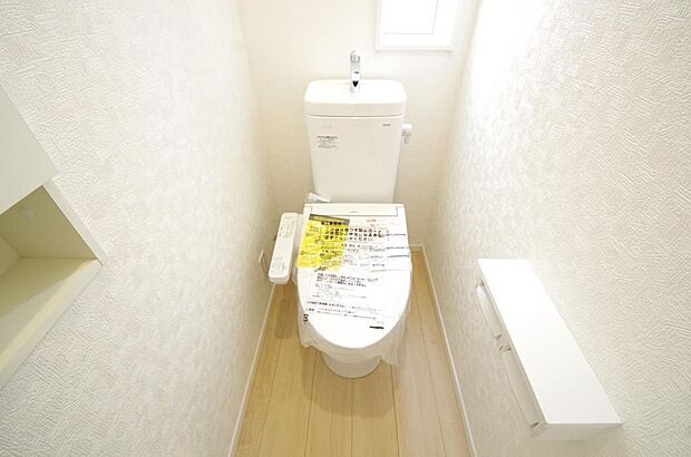 少ない水を有効に使って、汚れも効率よく洗浄します。便器は奥までふちのない掃除がしやすい形状です。