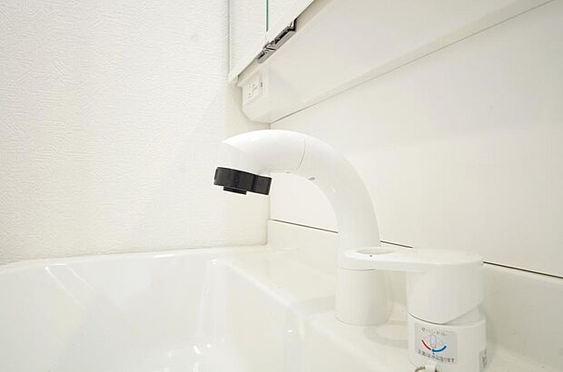 洗面台の給水口はホースが伸びるので朝シャン出来ます。シングルレバーでお湯の温度も楽々調整出来ます。