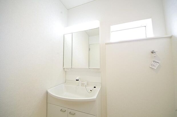 家族全員で利用するパブリックスペースとなりますので、鏡周りの収納ですっきり洗面台がご利用いただけます