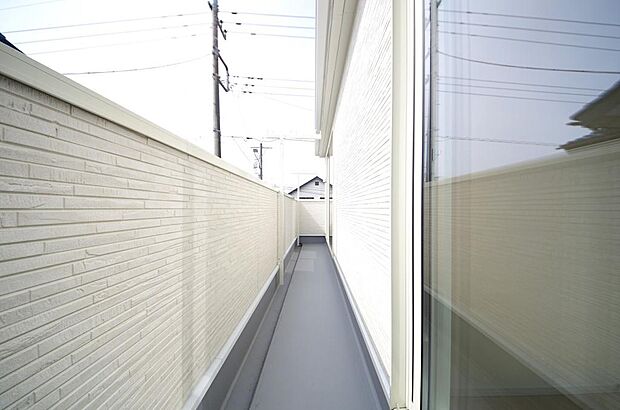 陽光あふれるバルコニーは、たくさんの光を浴びることができるのでお洗濯物やお布団もしっかり干せます。