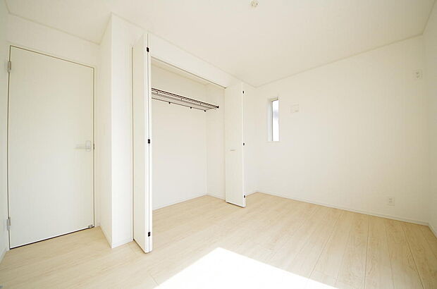 木の質感が優しい床材と豊富な収納が特徴的な、心に温かさを感じる内装です。