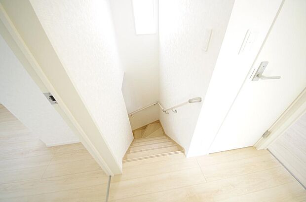 階段には手すりを標準装備することで、お子様やご高齢者の安全性にも配慮しております。