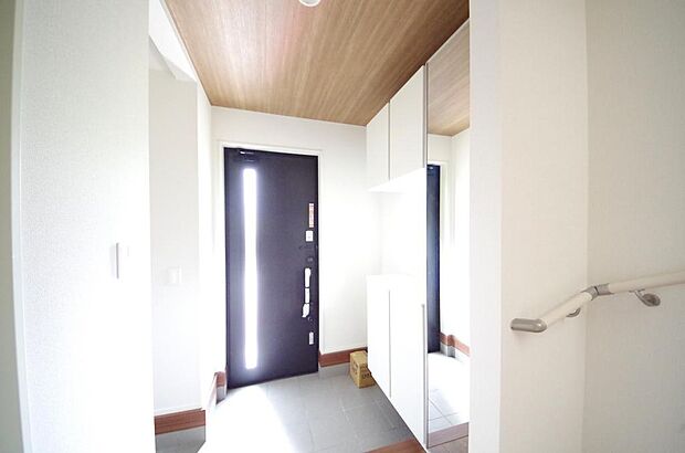 棚板が多く、沢山のの靴が収納可能。棚板は稼働可能ですのでブーツやヒールの高い靴も収納でき便利です。