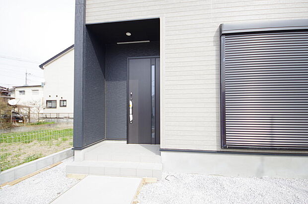 玄関はいわばその邸宅の顔です。だからこそ、迎賓のためにしつらえを細部まで施しました。