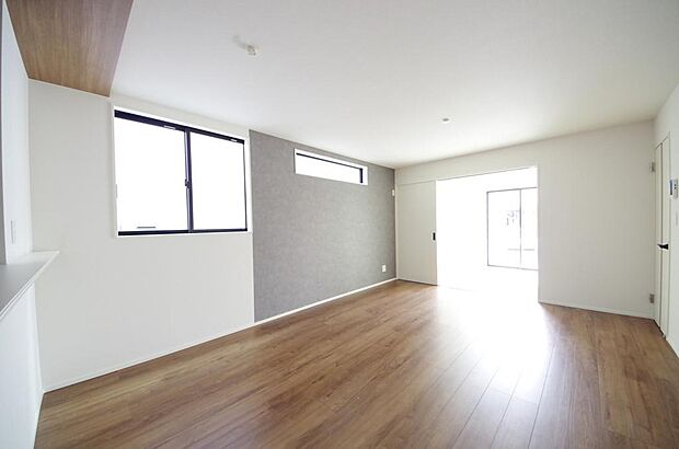 明るい陽光が差し込み開放的なリビング ダイニングを演出し、ゆとりある空間はご満足いただけます。