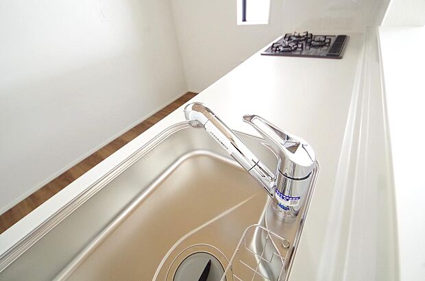 レバー操作一つで水量、温度も調節可能です。また、蛇口には浄水カートリッジも内蔵可能です。