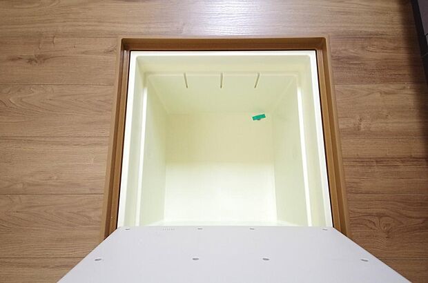 ミネラルウォーター、缶詰、非常食のストックに便利です。空間を有効に利用した収納です。