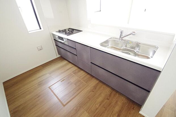 キッチンには耐久性が高く、お手入れも簡単で人工大理石トップを採用して、キッチンを優雅に演出しました。