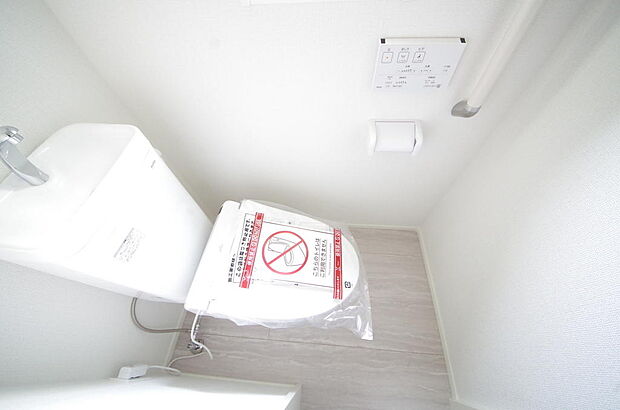 少ない水を有効に使って、汚れも効率よく洗浄します。便器は奥までふちのない掃除がしやすい形状です。