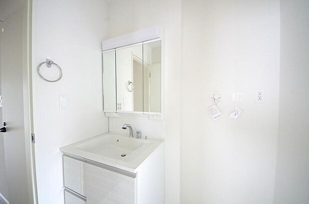 家族全員で利用するパブリックスペースとなりますので、鏡周りの収納ですっきり洗面台がご利用いただけます