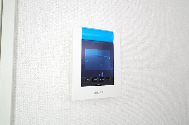 来訪者を映像と音声で確認可能なので、煩わしいセールスにも住戸内で対話可能です。