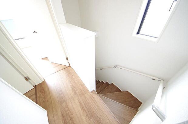 階段には手すりを標準装備することで、お子様やご高齢者の安全性にも配慮しております。