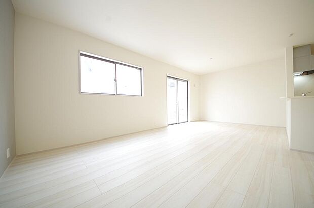 明るい陽光が差し込み開放的なリビング ダイニングを演出し、ゆとりある空間はご満足いただけます。