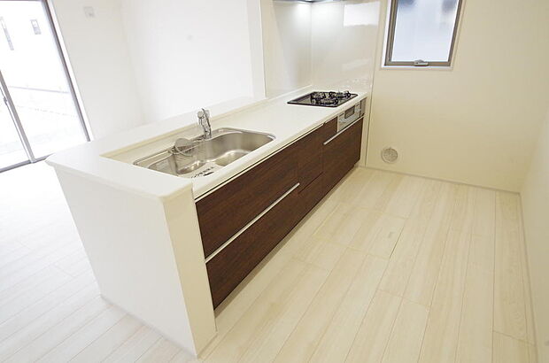 キッチンには耐久性が高く、お手入れも簡単で人工大理石トップを採用して、キッチンを優雅に演出しました。