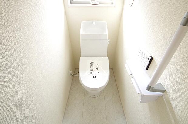 少ない水を有効に使って、汚れも効率よく洗浄します。便器は奥までふちのない掃除がしやすい形状です。