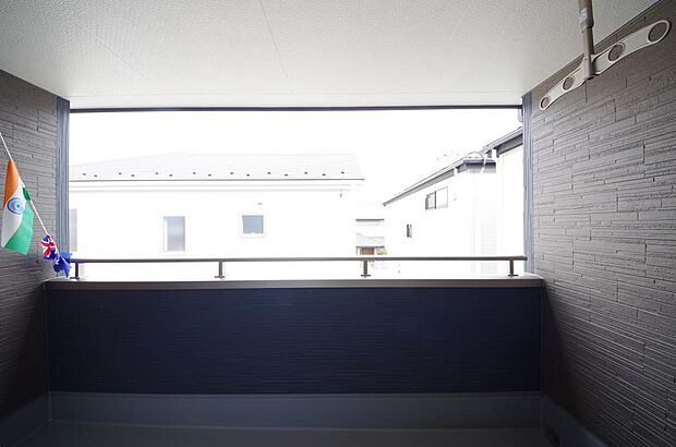 陽光あふれるバルコニーは、たくさんの光を浴びることができるのでお洗濯物やお布団もしっかり干せます。