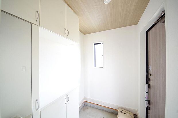 棚板が多く、沢山のの靴が収納可能。棚板は稼働可能ですのでブーツやヒールの高い靴も収納でき便利です。