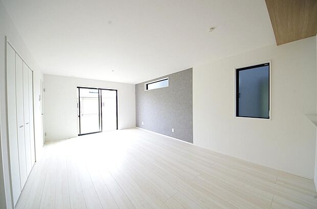 明るい陽光が差し込み開放的なリビング ダイニングを演出し、ゆとりある空間はご満足いただけます。