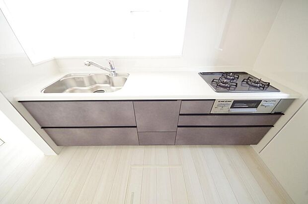 キッチンには耐久性が高く、お手入れも簡単で人工大理石トップを採用して、キッチンを優雅に演出しました。