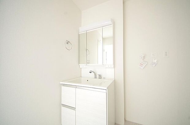 家族全員で利用するパブリックスペースとなりますので、鏡周りの収納ですっきり洗面台がご利用いただけます