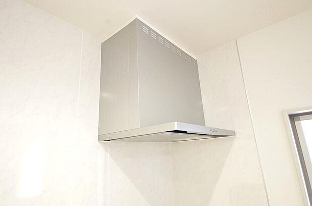 キッチン上部には、ブーツ型の照明付きのレンジフードが標準装備されております。