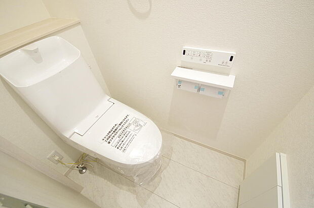 少ない水を有効に使って、汚れも効率よく洗浄します。便器は奥までふちのない掃除がしやすい形状です。