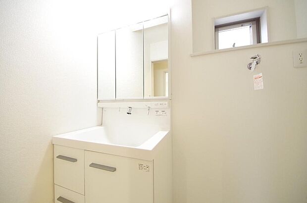 家族全員で利用するパブリックスペースとなりますので、鏡周りの収納ですっきり洗面台がご利用いただけます
