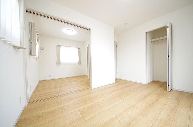 木の質感が優しい床材と豊富な収納が特徴的な、心に温かさを感じる内装です。