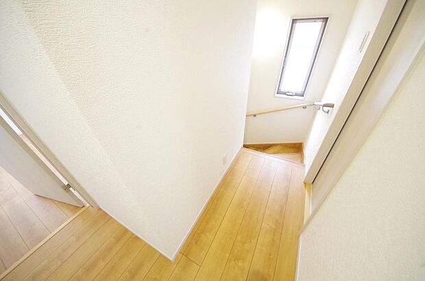 階段には手すりを標準装備することで、お子様やご高齢者の安全性にも配慮しております。