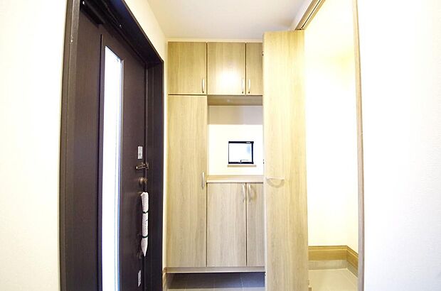 棚板が多く、沢山のの靴が収納可能。棚板は稼働可能ですのでブーツやヒールの高い靴も収納でき便利です。