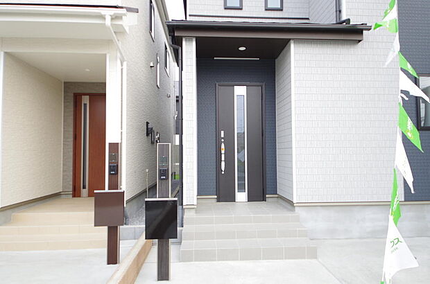 玄関はいわばその邸宅の顔です。だからこそ、迎賓のためにしつらえを細部まで施しました。